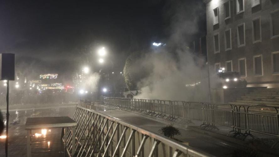 Ambasada Amerikane Paralajmëron Qytetarët për Protestën e Opozitës në Tiranë