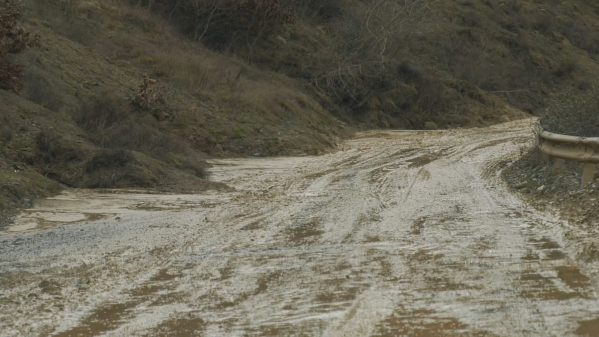 Burrel – Rrëshen, rruga drejt bllokimit, masive dheu bllokojnë gjysmën e aksit