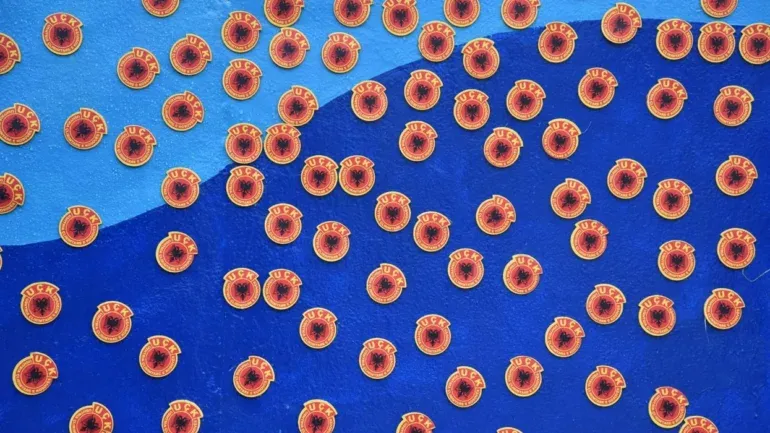 “Kosova e burgosur”/ Mesazh i ri kundër Gjykatës Speciale, 5000 emblema të UÇK-së i vendosen NEWBORN-it në Ditën e Pavarësisë 17 Shkurt, 2026 09:42