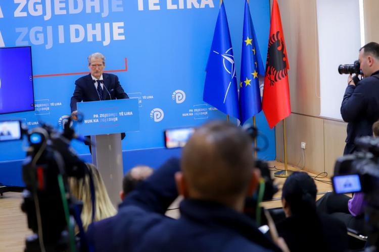 Protesta e Djeshme e PD: Berisha e Cilëson “Kryengritje Paqësore”