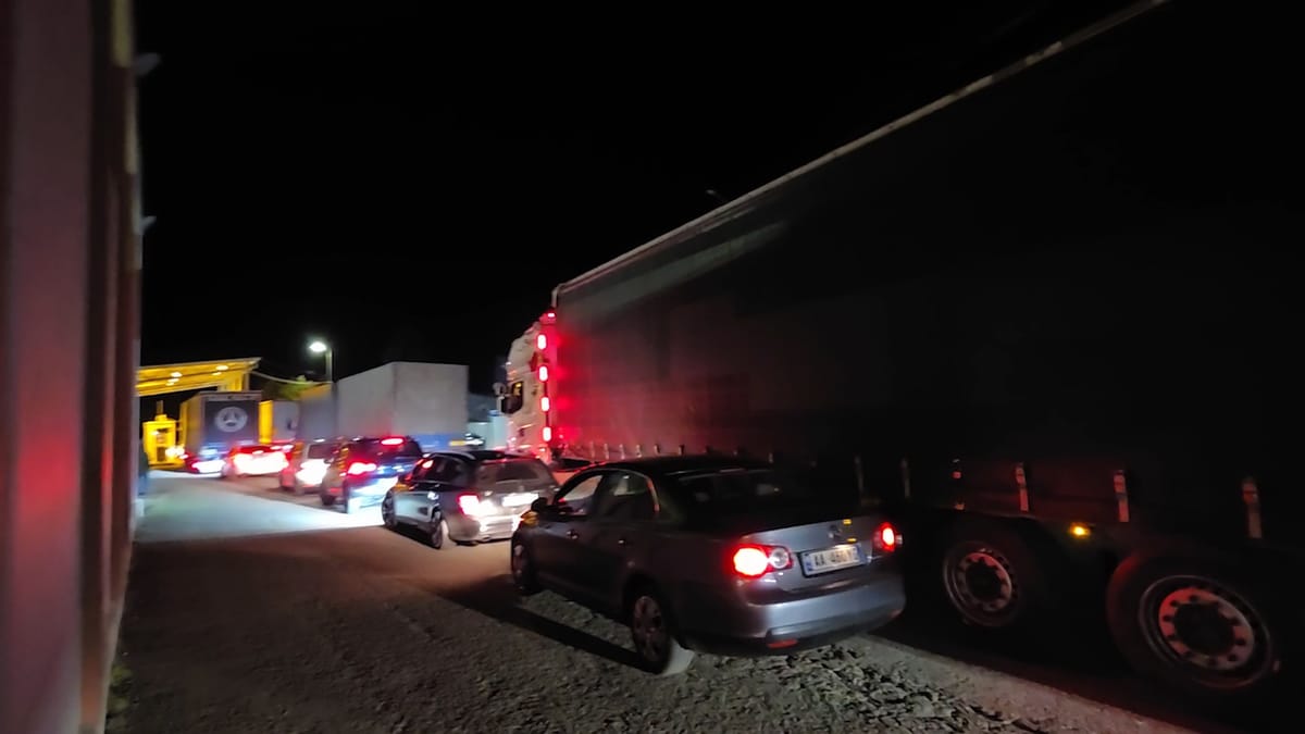 Vijon fluksi i lartë i kamionëve në doganën e Bllatës dhe rrugën e Arbrit