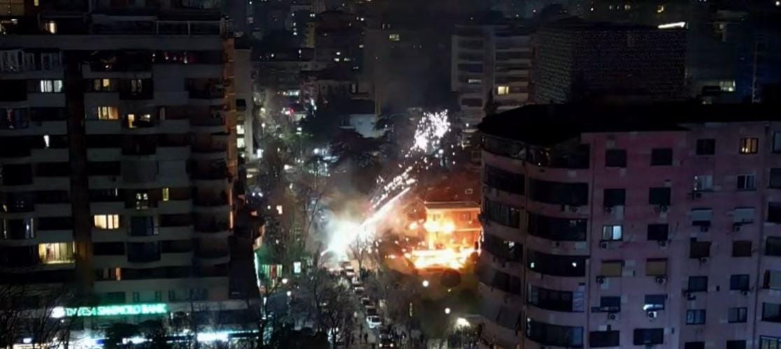 Vila e ish-diktatorit Enver Hoxha në Flakë Gjatë Protestës së Opozitës