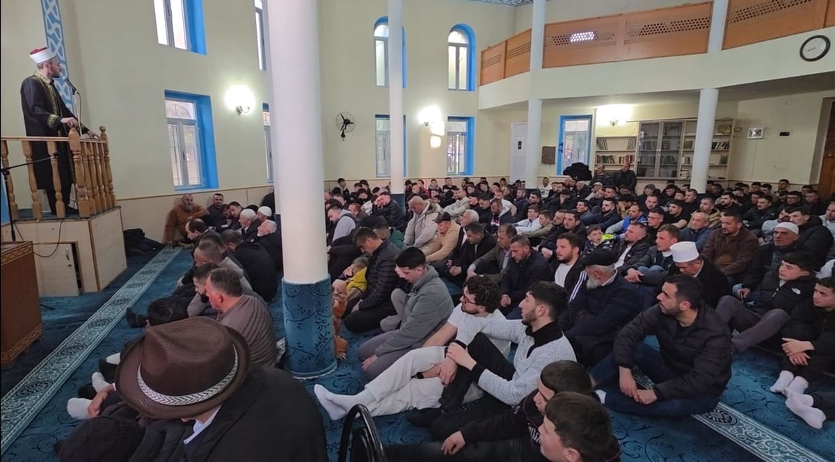 Besimtarët mysliman falin namazin e Fiter Bajramit