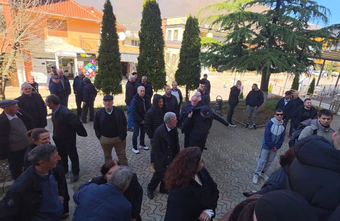 Bulqizë, banorët e tre fshatrave hyjnë me forcë në Bashki, kundërshtojnë ndërtimin e një HEC-i