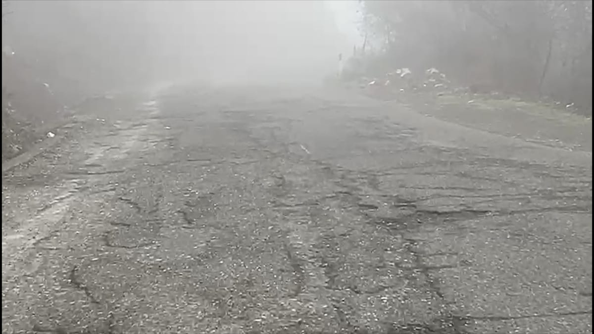 Mjegull e dendur në rrugën nacionale Burrel–Skuraj, vështirësi për drejtuesit e mjeteve