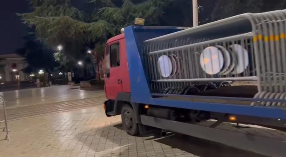 Parlamenti Nën Masat e Rrepta të Sigurisë Para Seancës Plenare me Tension