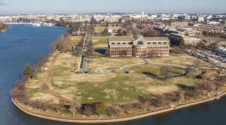 Sipas Washington Post: Dronë misteriozë u zbuluan mbi bazën ku jetojnë sekretarët Rubio dhe Hegseth