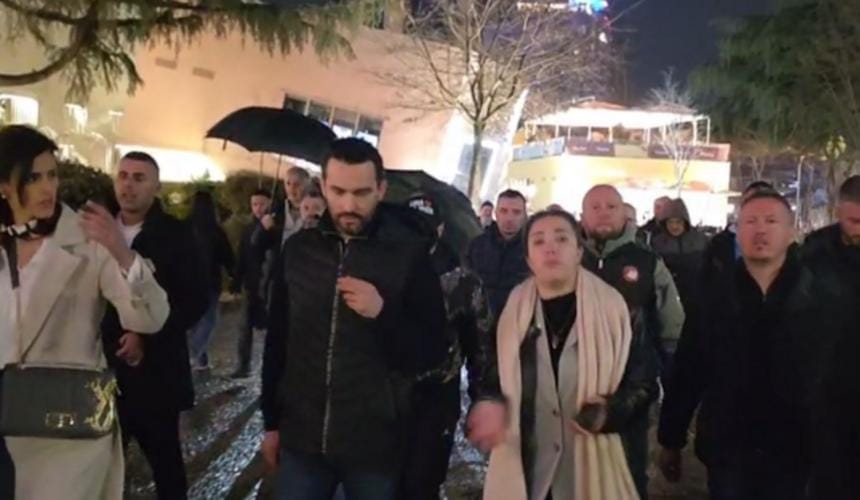 Tensione në Bulevard: Policia Ndërhyn në Protestën e Adriatik Lapaj, Një Aktivist Shoqërohet