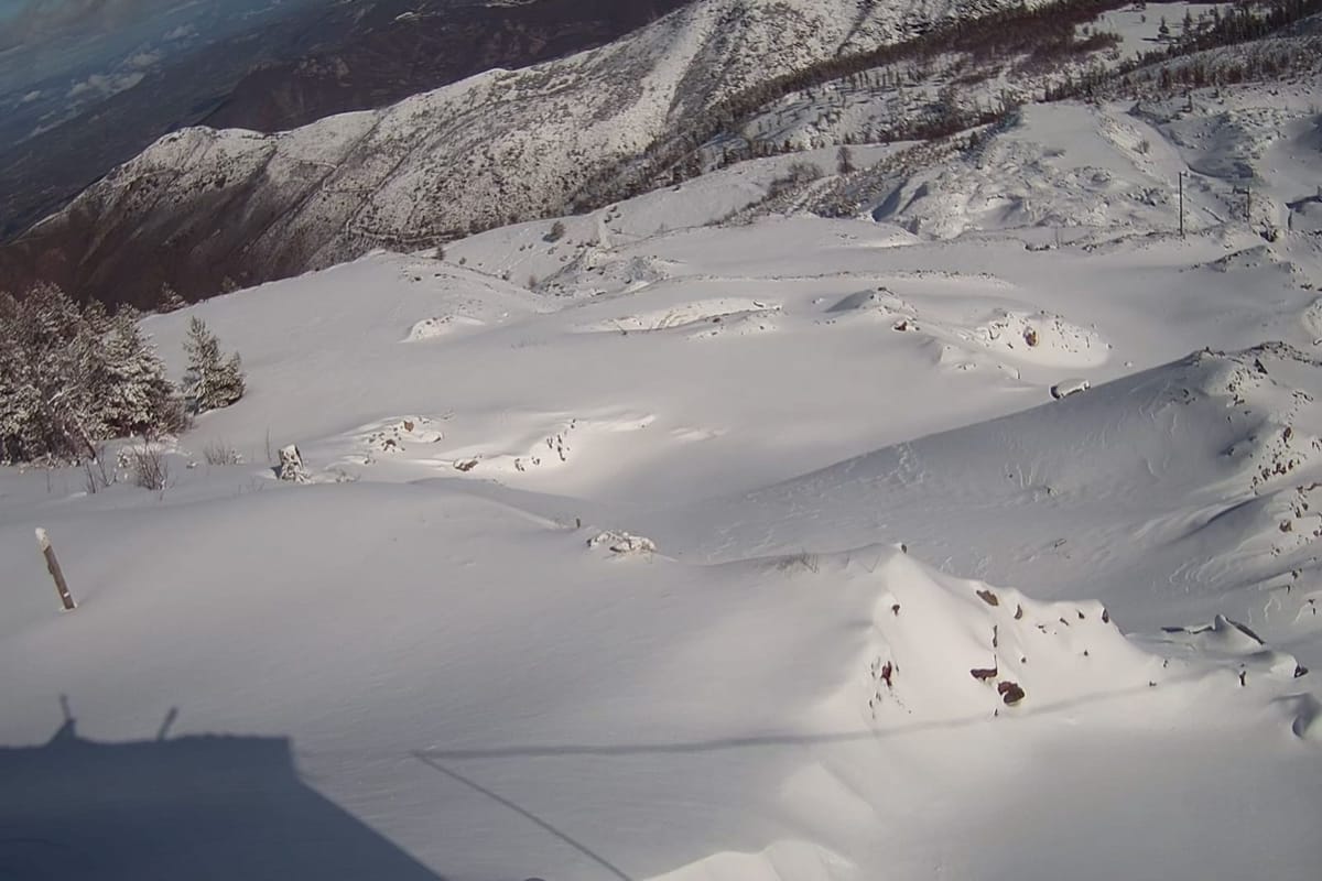 Ulen temperaturat/ Reshje bore gjatë natës në Bulqizë, ‘zbardhen’ disa fshatra
