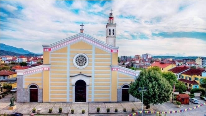 Besimtarët katolikë kremtojnë Pashkën, mesazhe paqeje, shprese dhe triumfi mbi të keqen