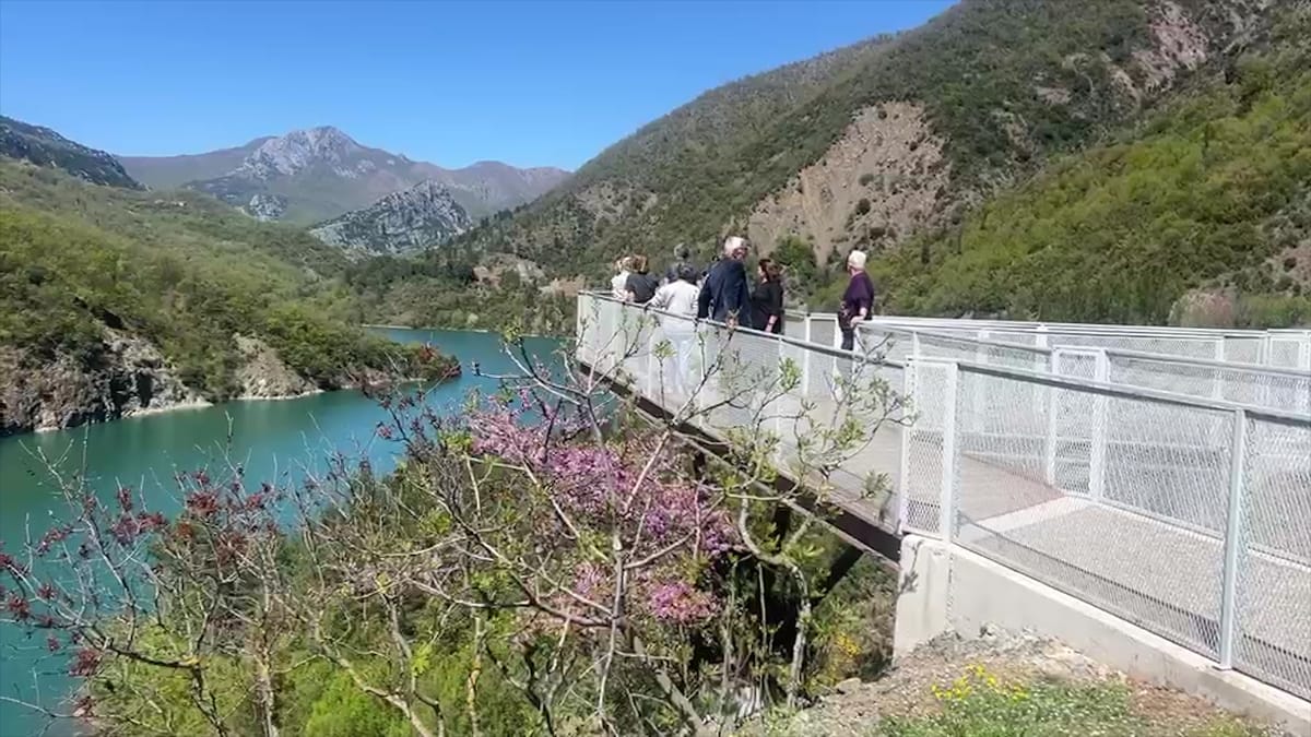 Çifti austriak i mahnitur me luginën e Shkopetit, shumë turistë të tjerë e shijojnë çdo ditë pamjen pranverore të luginës