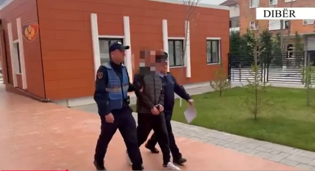 Iu shiste doza kanabisi adoleshentëve, arrestohet 22-vjeçari në Dibër