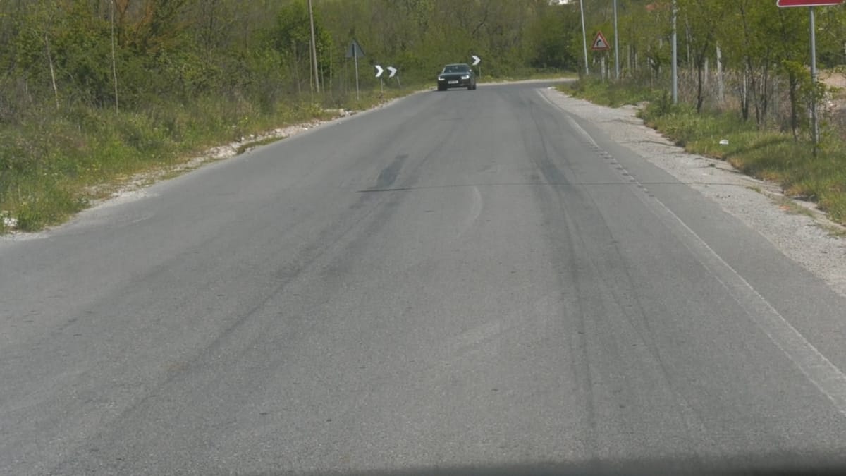 Klos – Burrel pa sinjalistikë horizontale