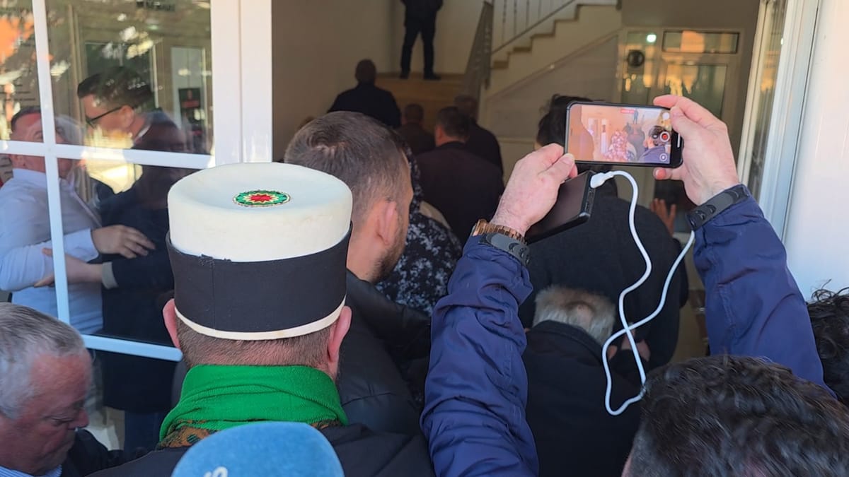 Panelet fotovolatike, ndërpritet mbledhja e Këshillit Bashkiak në Bulqizë, efektivët pengojnë hyrjen e banorëve në sallë