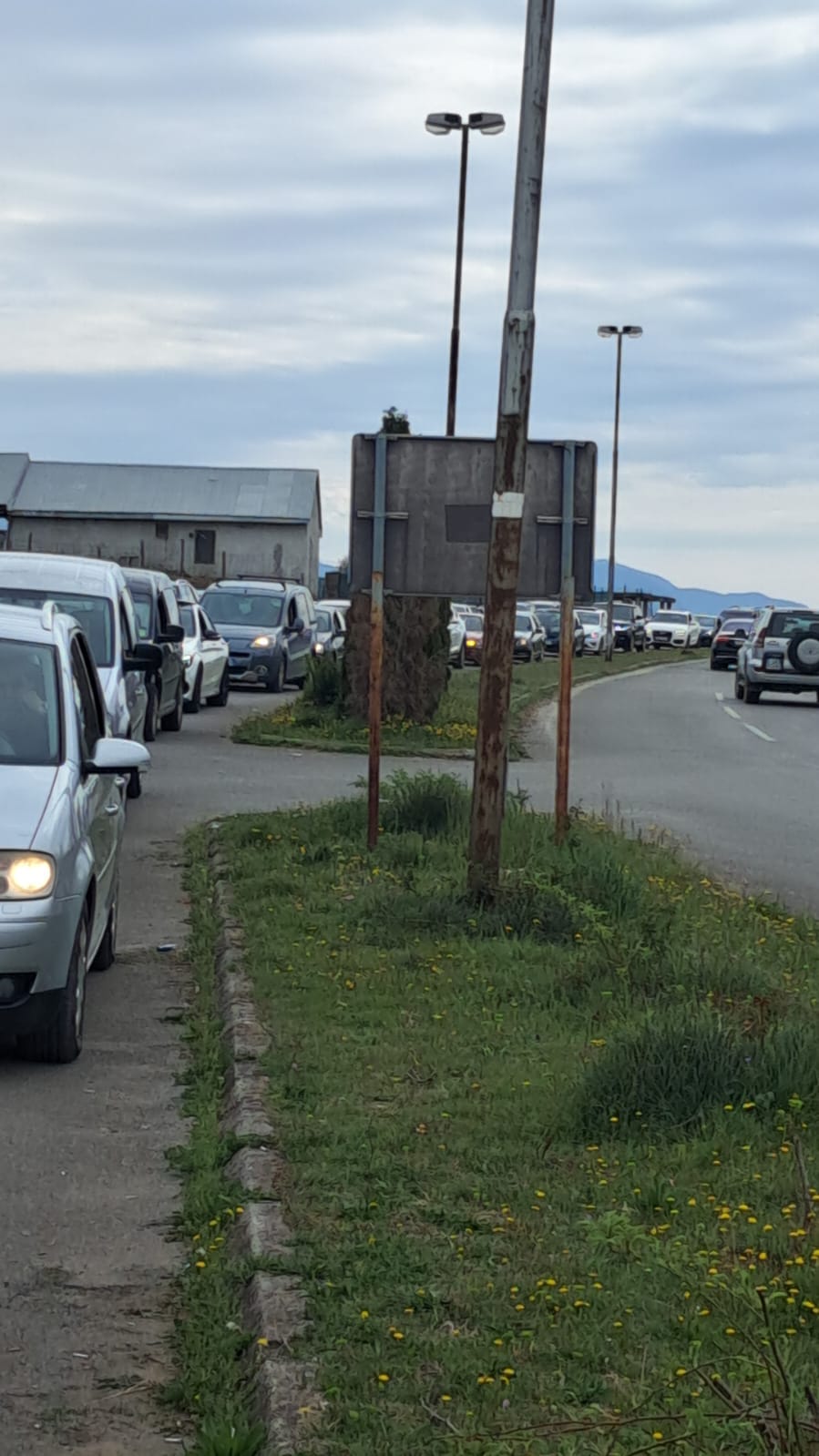 RADHË TË GJATA NË DOGANËN E BLLATËS, QYTETARËT DYNDEN DREJT MAQEDONISË SË VERIUT PËR KARBURANT