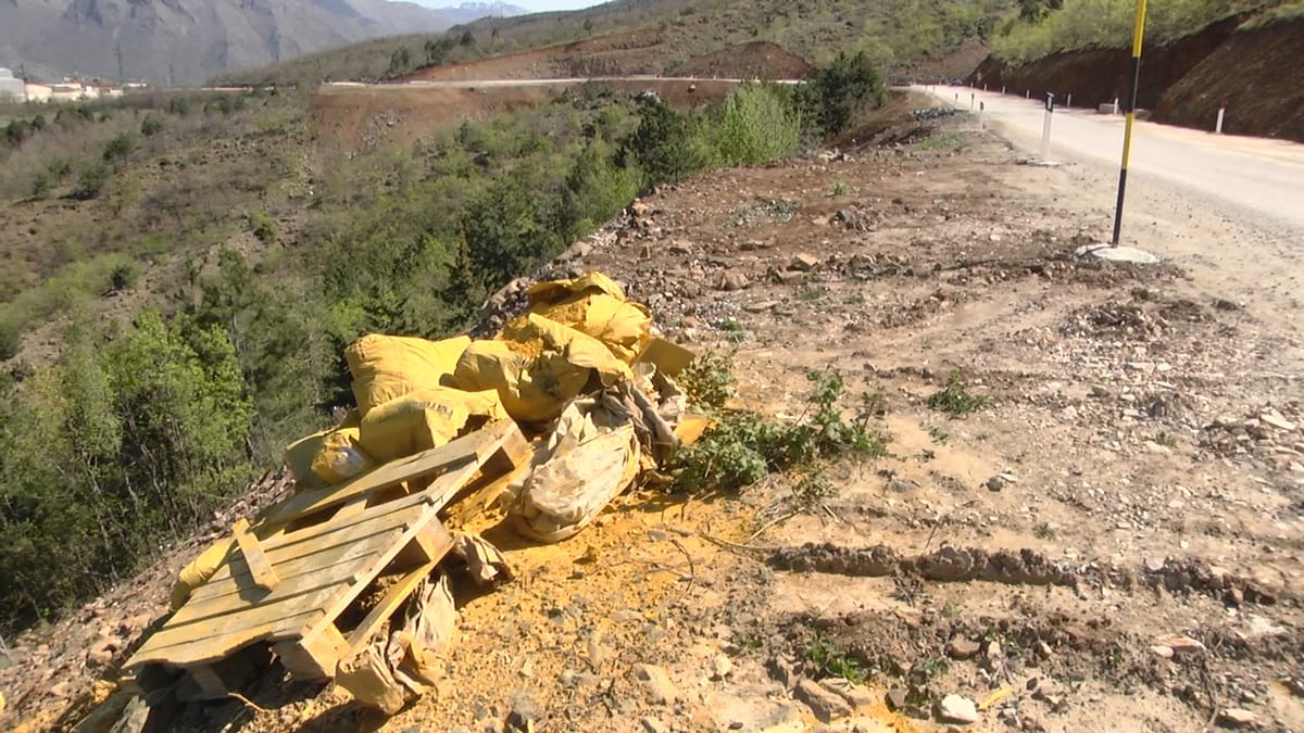 Skandal mbi fshatin Plan i Bardhë, mbetje kimike hidhen në terren të hapur