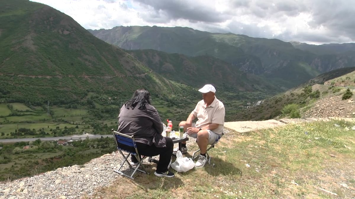 Çifti nga Kosova, nga nostalgjia e ikjes nga lufta, në vizitat për qejf
