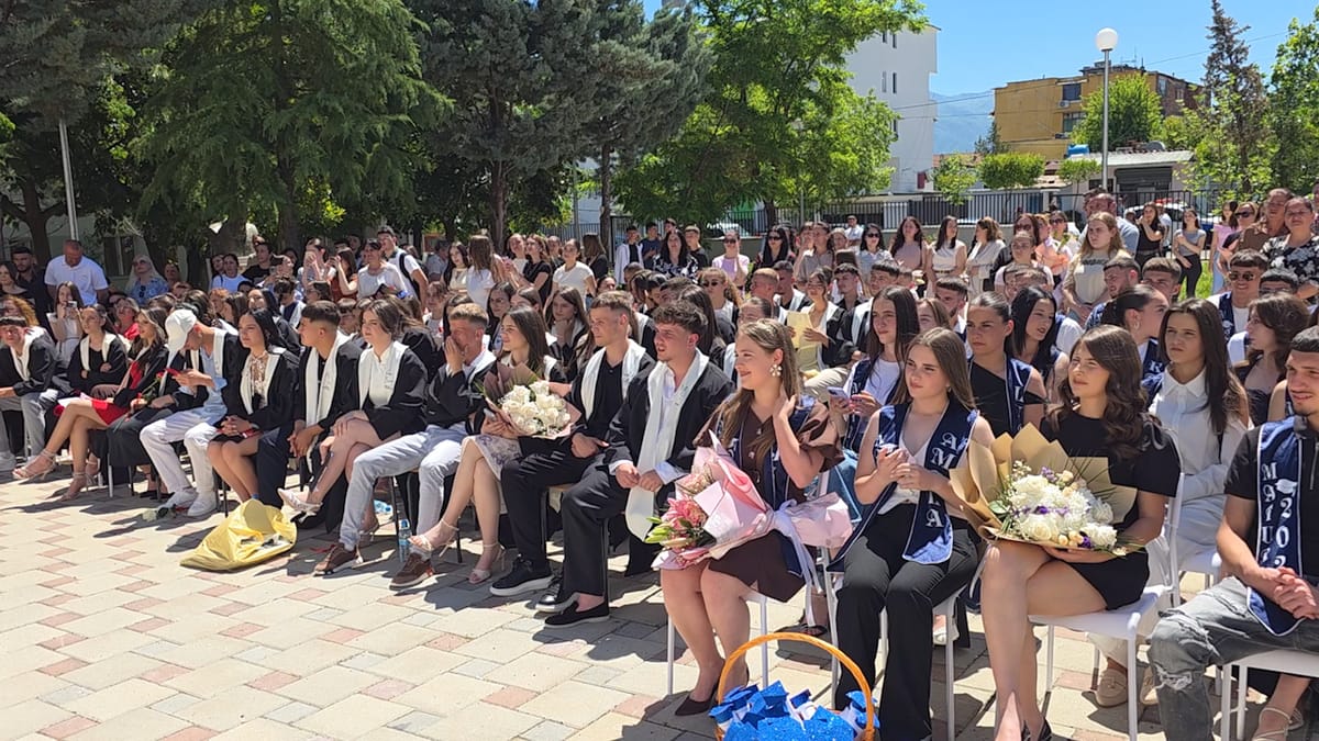Dita e fundit për maturantët Ceremoni përmbyllëse festive në gjimnazin “Pjetër Budi”, Burrel
