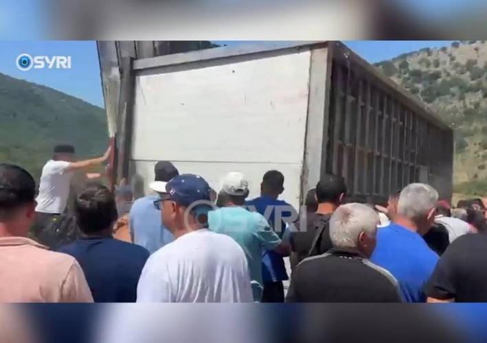 Aktivistët Çlirojnë Gjirin e Kakomesë: Hiqen Gardhet që Pengonin Aksesin në Plazh