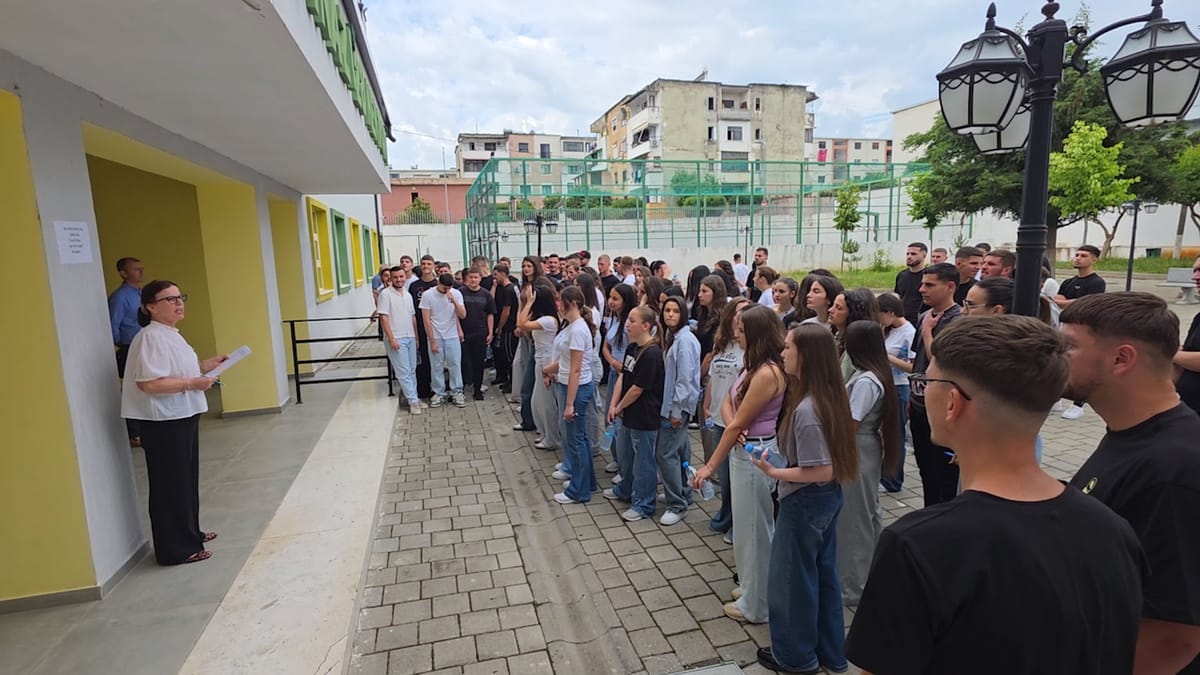Maturantët japin provimin e gjuhës së huaj