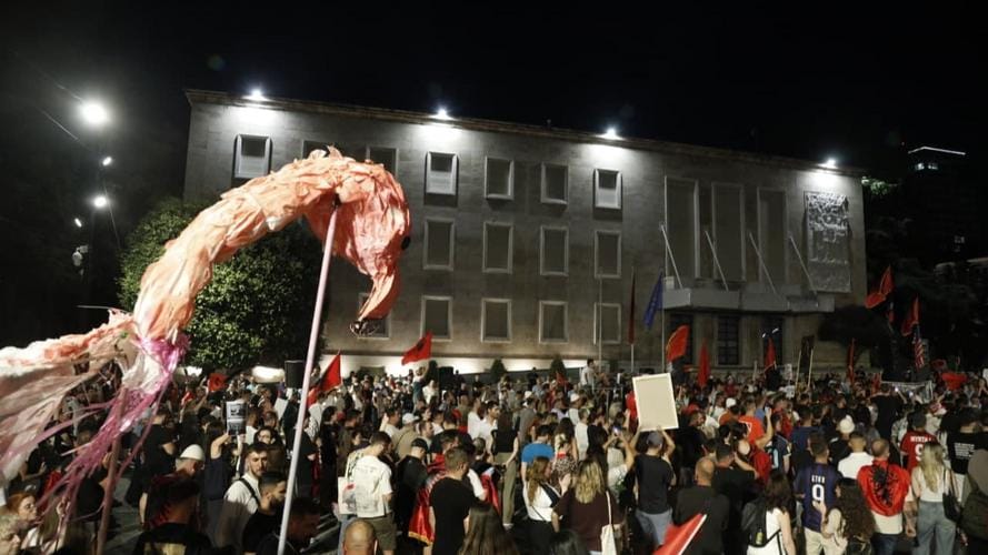 Protesta Jopartiake, Dita 23: Qytetarët Vazhdojnë Rezistencën me Kërkesa të Qarta