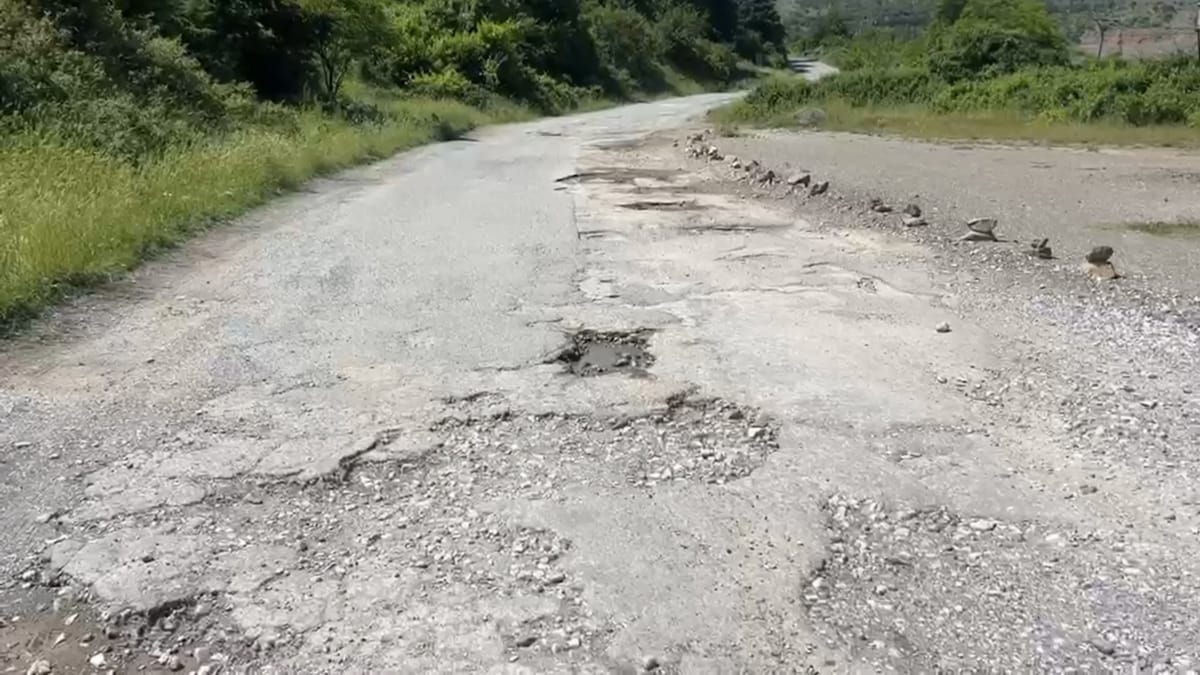 Rruga Qaf Buall – Bulqizë, drejtuesit e mjeteve: vetë kompanitë e kromit duhet ta shtrojnë