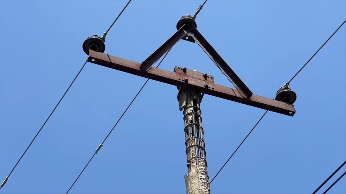 Shtyllat elektrike gati në shembje, rrezikojnë të mbeten pa energji katër fshatra në Dibër