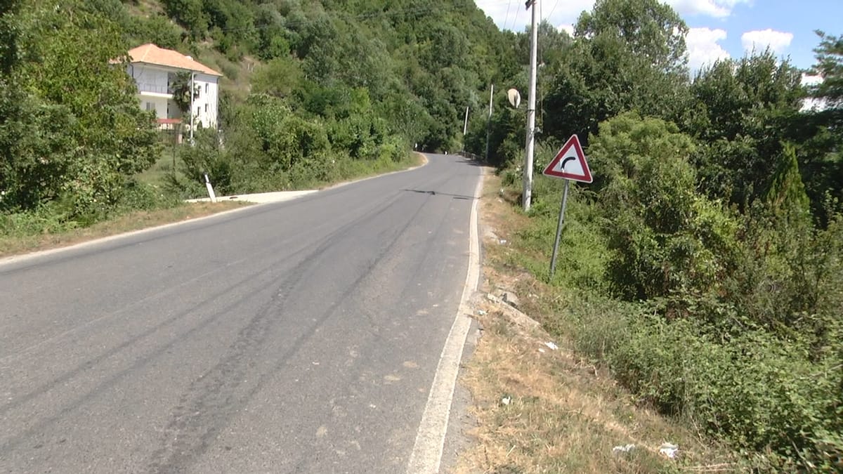 Deformimi i rrugës nacionale Burrel - Klos bëhet burim aksidenti në Bërshi