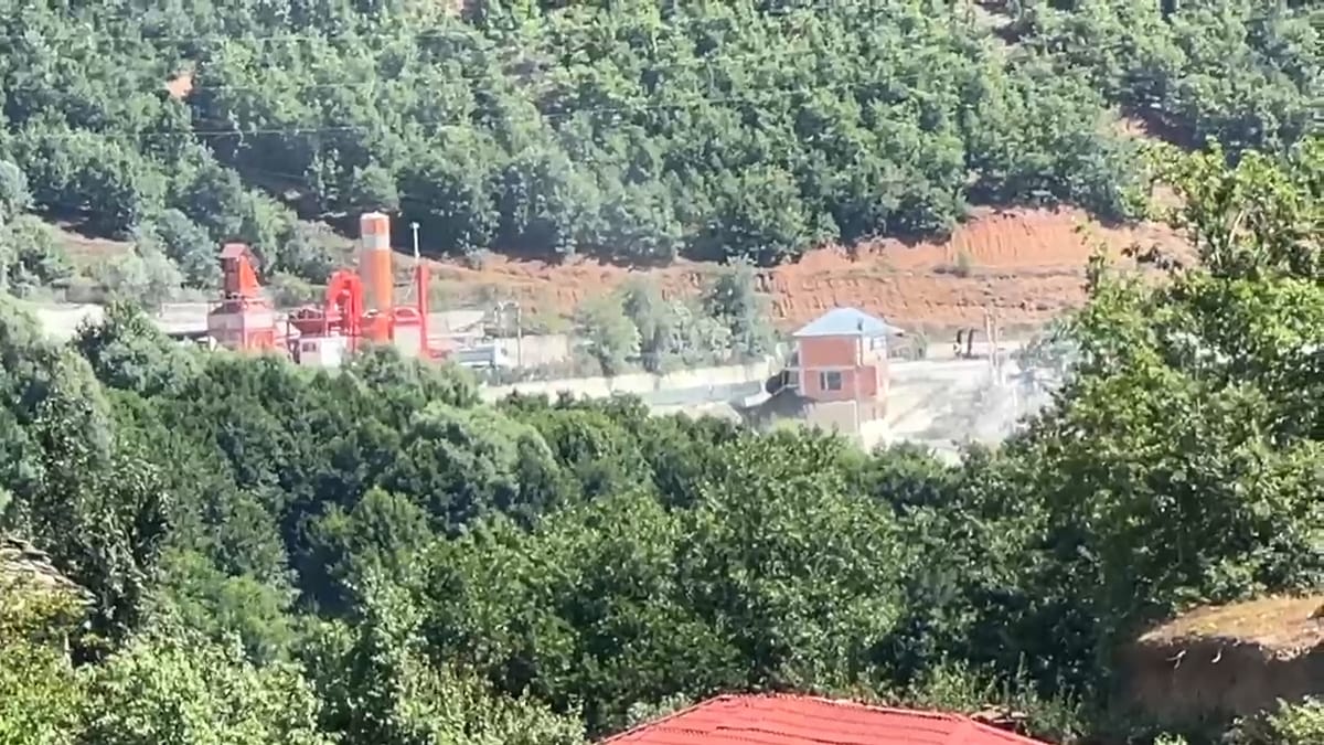 Fabrika e prodhimit të asfaltit bëhet shqetësim për banorët e Zall Strikçanit në Bulqizë
