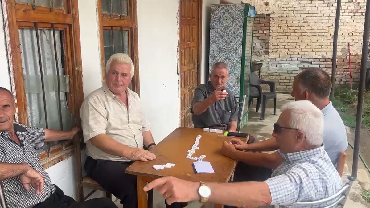 GJORICË, ANKOHEN PENSIONISTËT: NUK NA DEL PENSIONI PËR KAFE E JO MË PËR PUSHIME