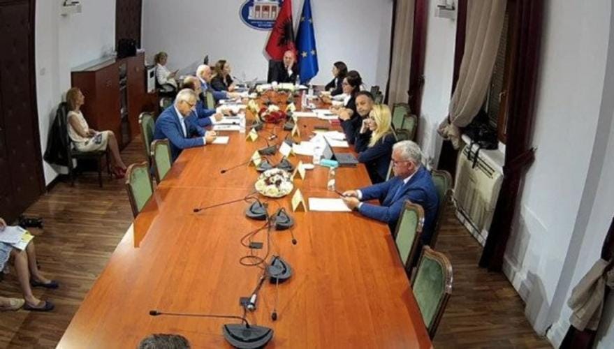 Përplasje në Kuvend: Deklaratat për Spastrimin Etnik të Kosovës Shkaktojnë Pezullimin e Komisionit të Jashtëm