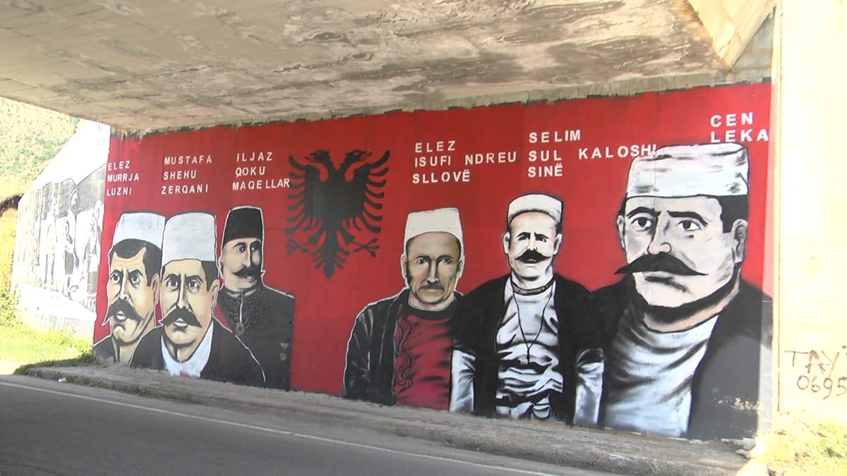 PIKTORI BLEDAR ÇAKALLI SHTON EDHE DY MURALE TË TJERA TEK URA E BULQIZËS