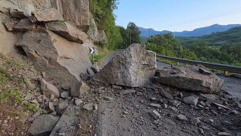 Shembet masivi shkëmbor në rrugën nacionale Burrel - Klos