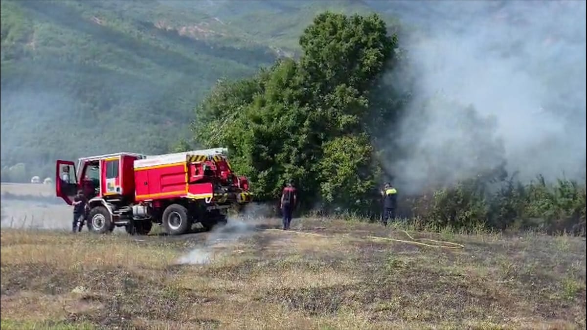Zjarr në fshatin Peladhi të Bulqizës, ndërhyn zjarrfikësja