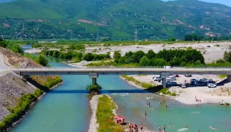 E rëndë në Bulqizë/ Dyshohet se 7-vjeçarja u mor nga rrjedha e Drinit të Zi, vijojnë kërkimet