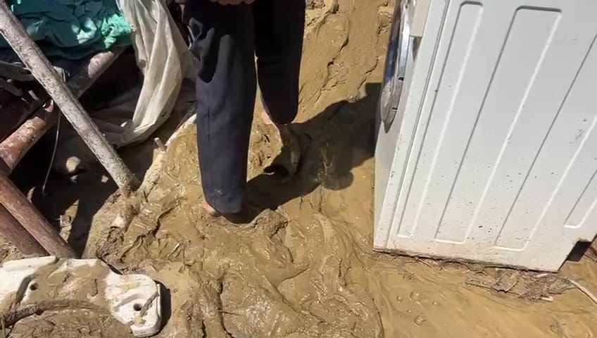 Kanali i Klosit çahet dhe përmbyt banesën, balta dhe ujërat dalin në rrugën Klos-Burrel