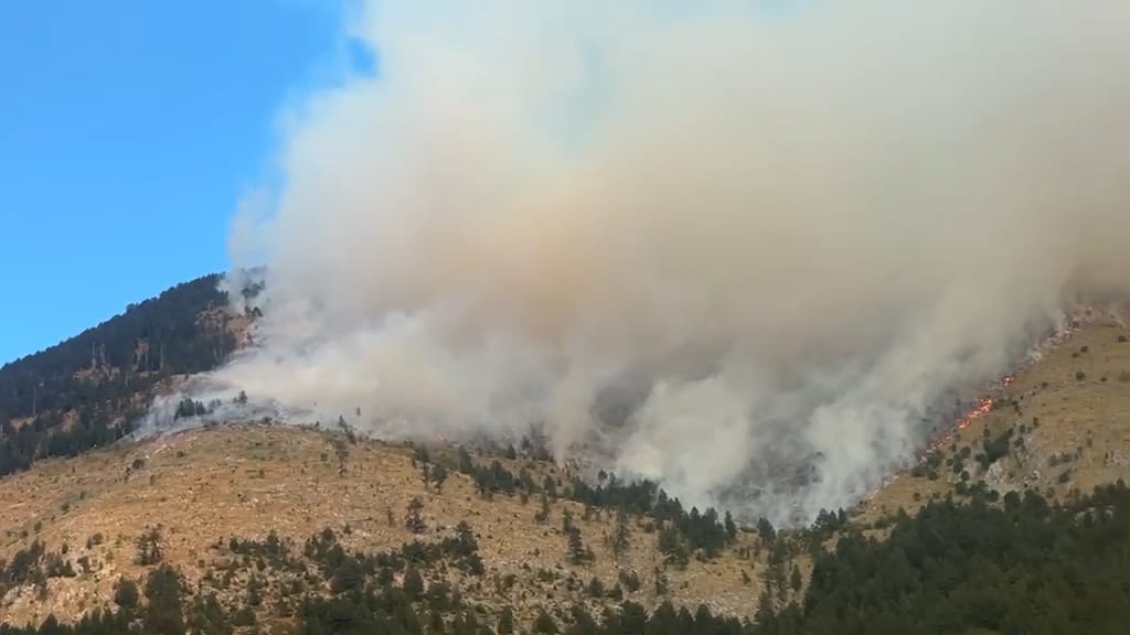LURË, PËRKEQËSOHET SITUATA NGA ZJARRI, FLAKËT U AFROHEN BANESAVE