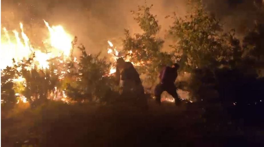 Zjarr masiv mbi fshatin Muzhakë të Matit, në vendngjarje Shërbimi Zjarrfikës, Shërbimi Pyjor etj