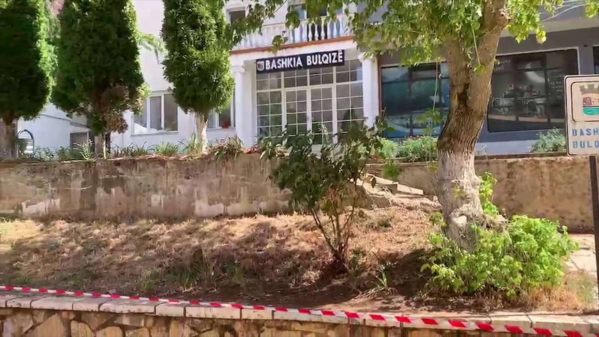 ZJARRI MBI FSHATIN VAJKAL, NDËRHYHET NGA AJRI ME HELIKOPTER