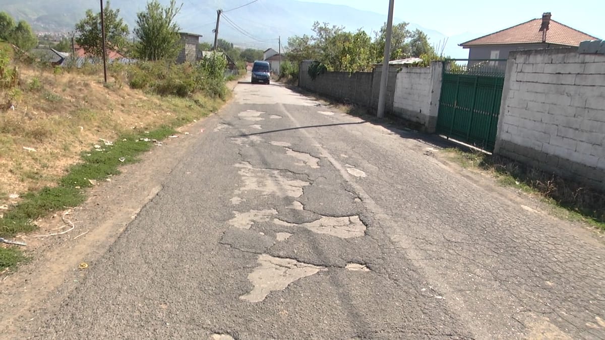 Harrohet rruga ura e Topojanit - Maqellarë, gropat bëhen problem për drejtuesit e mjeteve