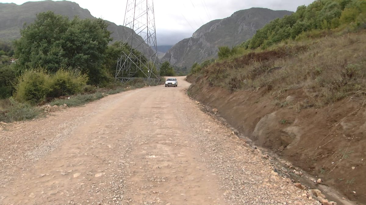 NIS ZBATIMI I PROJEKTIT PËR ASFALTIMIN E TRE RRUGËVE NË BASHKINË KLOS, VENDOSET TABELA