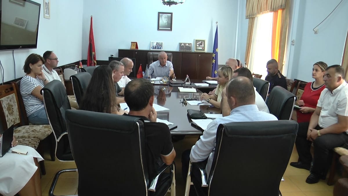 PREFEKTI KËRKON LLOGARI PËR PËRGATITJEN E VITIT TË RI SHKOLLOR