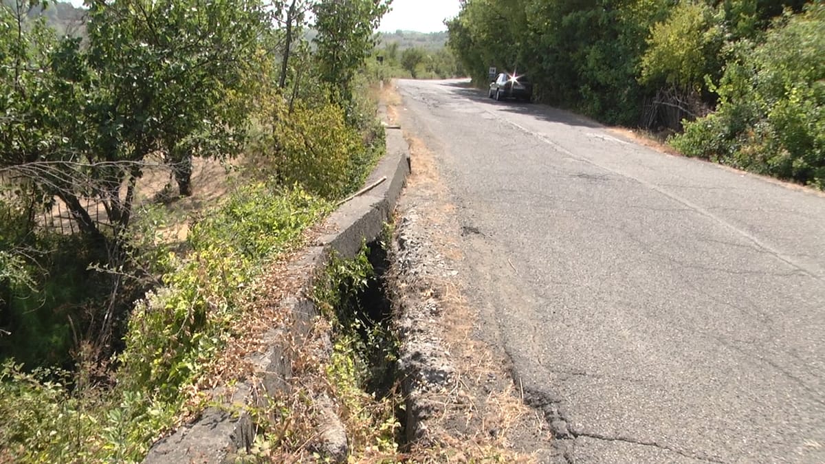 URA E RREZIKSHME NË KOKËRDHOK, ASNJË MASË PËR SIGURINË E DREJTUESVE