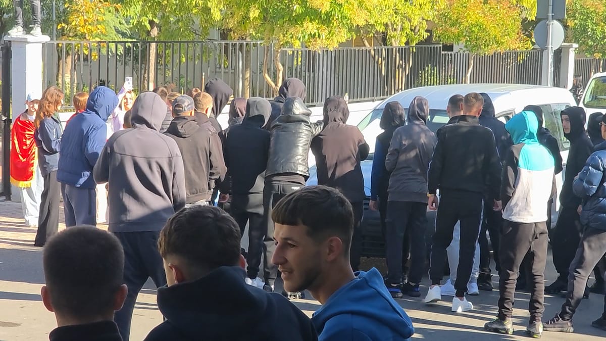 Protestë e të rinjve në Burrel, disa nxënës të gjimnazeve të qytetit shoqërohen në Komisariat