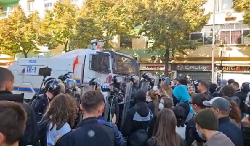 Pedagogë e studentë refuzojnë dialogun me Ramën, tubimi nisi paqësisht te Kryeministria, ‘acarohen’ te Ministria e Arsimit, gurët sërish në ‘skenë’