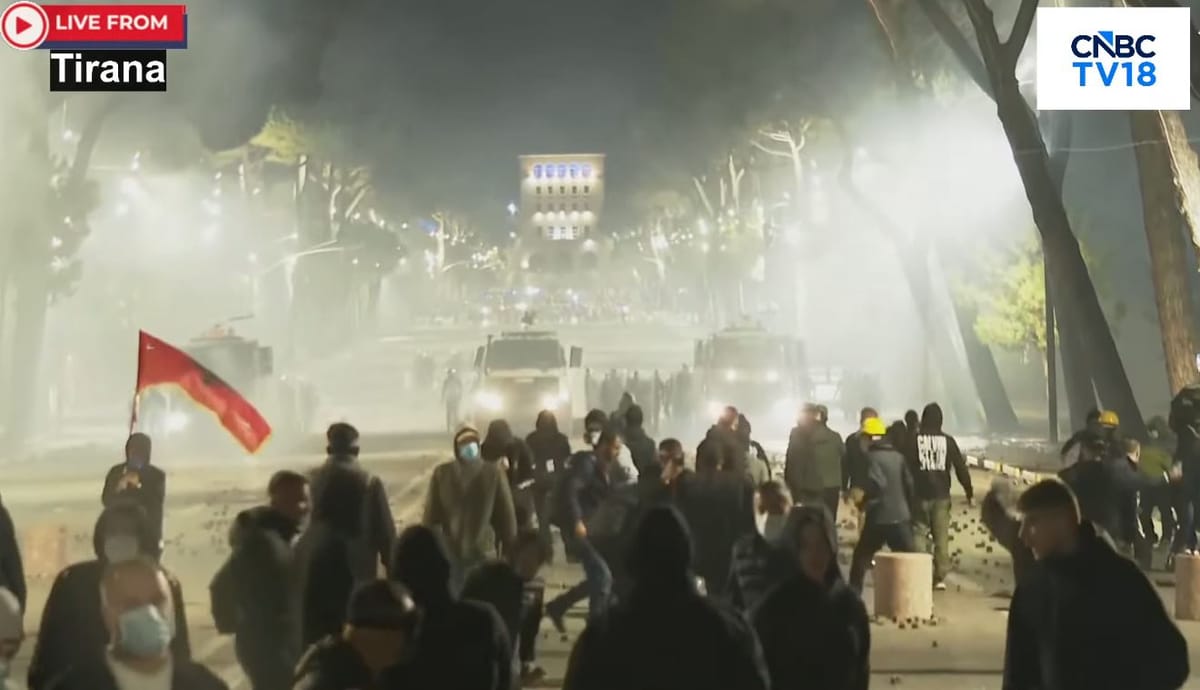 “Ndizet” situata edhe pranë Katedrales Ortodokse në Tiranë, protestuesit hedhin molotovë dhe fishekzjarrë drejt policisë