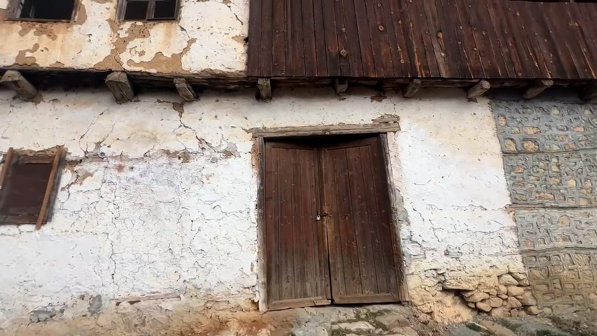 Si u boshatis fshati Herebel? Edhe mosha e tretë pritet të largohet, shkak shërbimet