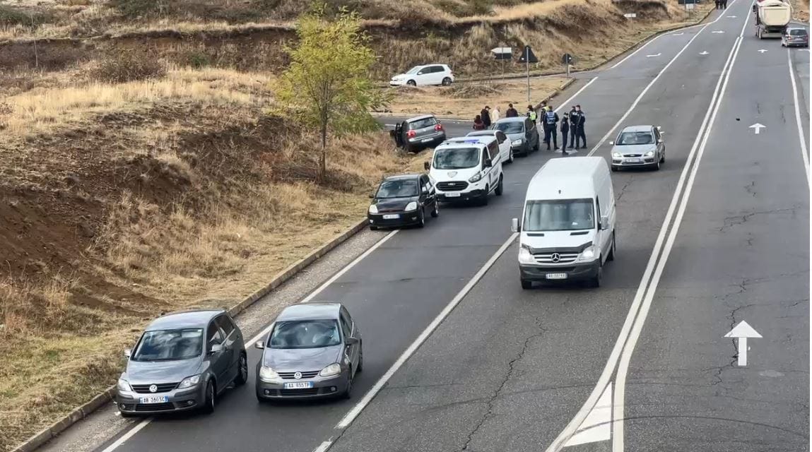 Përplasen dy automjete tek ura që lidh dy lagjet e Bulqizës, tre persona në spital