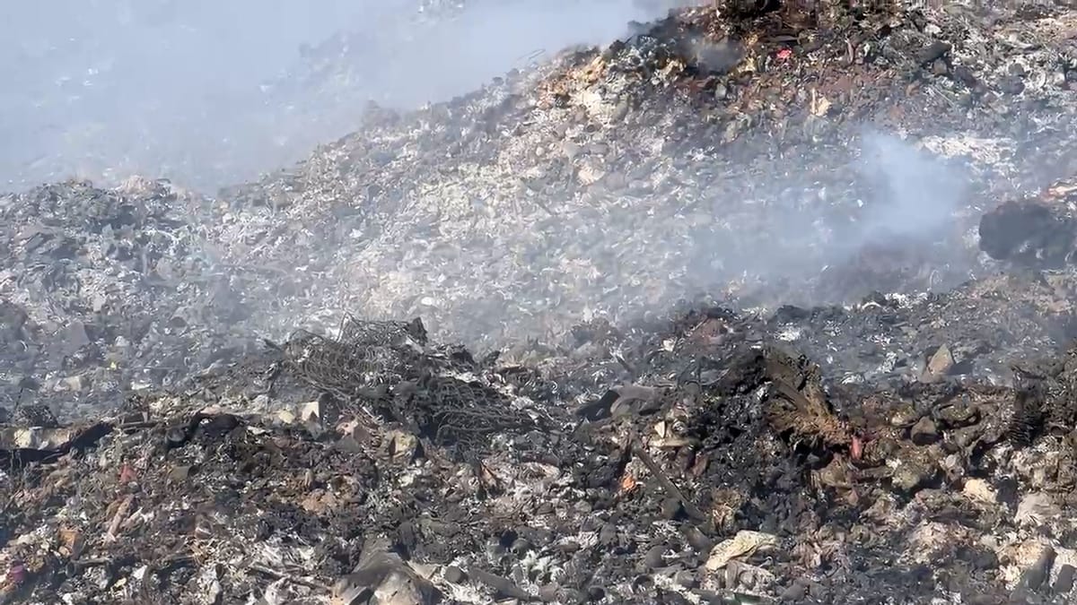 Fusha e mbetjeve mbi Plan të Bardhë vijon të jetë në flakë, ekspertët ngrejnë alarmin