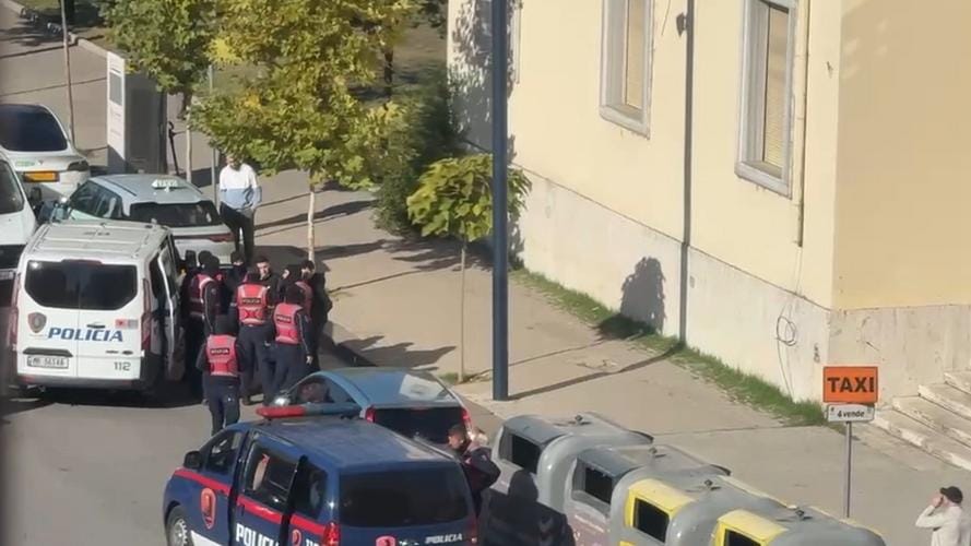 Policia në Patrullim: Ndalohen të Rinj në Tiranë Para Protestës